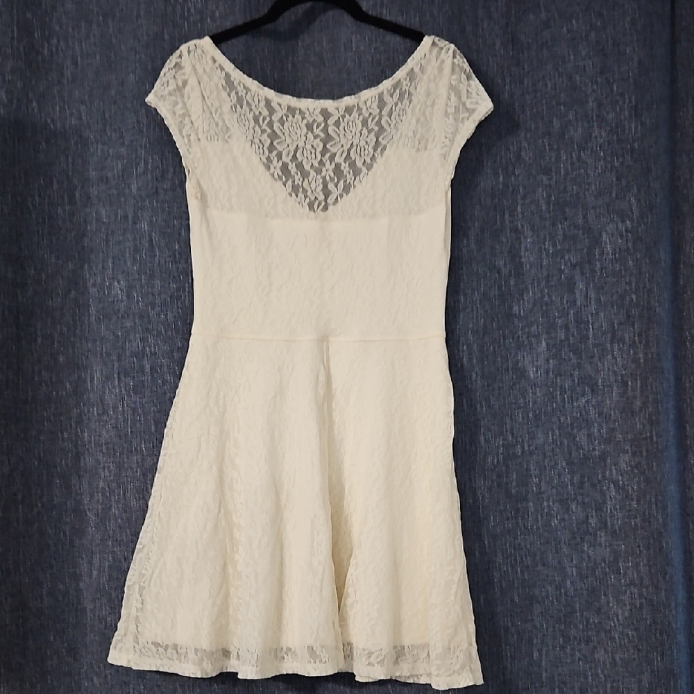 Elegant Cream Lace Dress - Picture 2 of 4